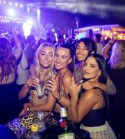 Ο μοναδικός Θοδωρής Φέρρης ξεσήκωσε τη παραλία του "Νãma Beach Life Experience"