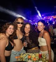 Ο μοναδικός Θοδωρής Φέρρης ξεσήκωσε τη παραλία του "Νãma Beach Life Experience"