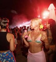 Ο μοναδικός Θοδωρής Φέρρης ξεσήκωσε τη παραλία του "Νãma Beach Life Experience"