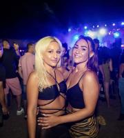 Ο μοναδικός Θοδωρής Φέρρης ξεσήκωσε τη παραλία του "Νãma Beach Life Experience"