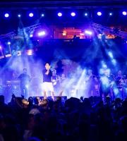 Ο μοναδικός Θοδωρής Φέρρης ξεσήκωσε τη παραλία του "Νãma Beach Life Experience"