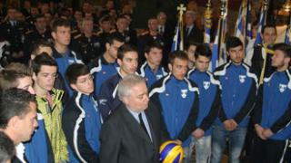 Τα εύσημα από το Μητροπολίτη Αλεξ/πολης έλαβε η εφηβική ομάδα βόλλεϋ του Εθνικού.