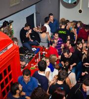 Rock χαμόγελα σε swing ρυθμούς στο Muziq Alternative Bar.