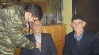 Προσωπικό του στρατού κοντά σε κατοίκους χωριών για εξετάσεις.