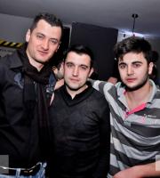 Εναλλακτικοί και... ωραίοι οι φίλοι του Muziq - Alternative bar.