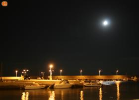 Πανσέληνος στο λιμάνι της Μάκρης