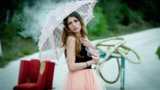 O 'Τekton D' στo backstage: Φωτογράφιση με την όμορφη Αναστασία (video).