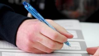 Αρχίζει η υποβολή αίτησης συμμετοχής στις πανελλαδικές εξετάσεις.