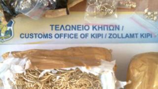 Δύο κιλά χρυσαφικά έκρυβαν στα εσώρουχα τους δύο Αλβανίδες.