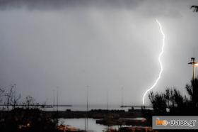 Συγκλονιστικό στιγμιότυπο κεραυνού που αγγίζει τη θάλασσα!