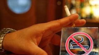 Ξεκινούν εντατικοί έλεγχοι για το κάπνισμα σε επιχειρήσεις.