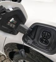 Το ΔΠΘ παρέλαβε τα δύο πρώτα αμιγώς ηλεκτροκίνητα επιβατικά οχήματά του!