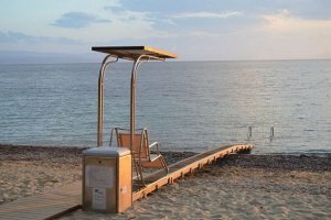 Νέο σημείο αυτόνομης πρόσβασης στη θάλασσα για ΑμεΑ στην παραλία της Μεσημβρίας
