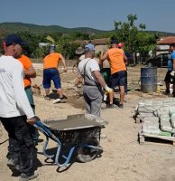 Μαθήματα αλληλεγγύης από το Σουφλί: Οι κάτοικοι κτίζουν το σπίτι ενός ζευγαριού (video)