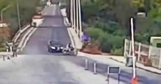 Η στιγμή που ο Έλληνας οδηγός χτυπάει μοτοσυκλέτα μέσα στην Τουρκία.