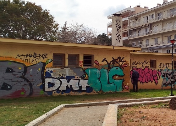 Η Αλεξανδρούπολη έχει πρόβλημα με τα σπρέι, αλλά χρειάζεται και δημόσια αποχωρητήρια.