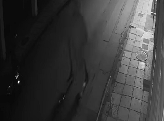 "Σαν κύριος" μπήκε σε πολυκατοικία, έκλεψε πατίνι και έφυγε πάλι "σαν κύριος".