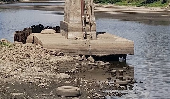 Φαίνονται πλέον ακόμα και οι βάσεις από τη γέφυρα του Πετάλου στον Πέπλο.