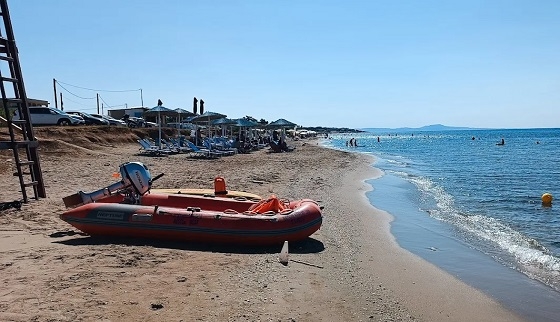Η παρουσία ναυαγοσώστριας στο σημείο, αποδείχτηκε σωτήρια για το κοριτσάκι.