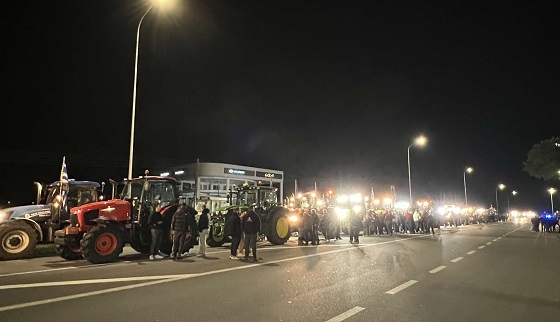 Οι αγρότες του νοτίου Έβρου με τα τρακτέρ τους, στο αεροδρόμιο Αλεξανδρούπολης.