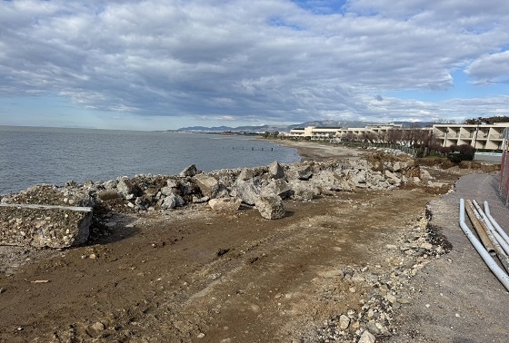 Στο σημείο θα δημιουργηθεί ένα υπαίθριο καθιστικό θέασης με κλιμακωτές διαμορφώσεις δίπλα στο κύμα.