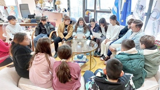 Με τον Δήμαρχο Αλεξανδρούπολης οι μικροί μαθητές, για να σωθεί ο απολιθωμένος κορμός.