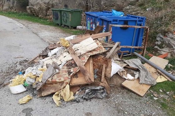 Στην είσοδο της Χώρας πέταξαν τα μπάζα οι ασυνείδητοι άγνωστοι.