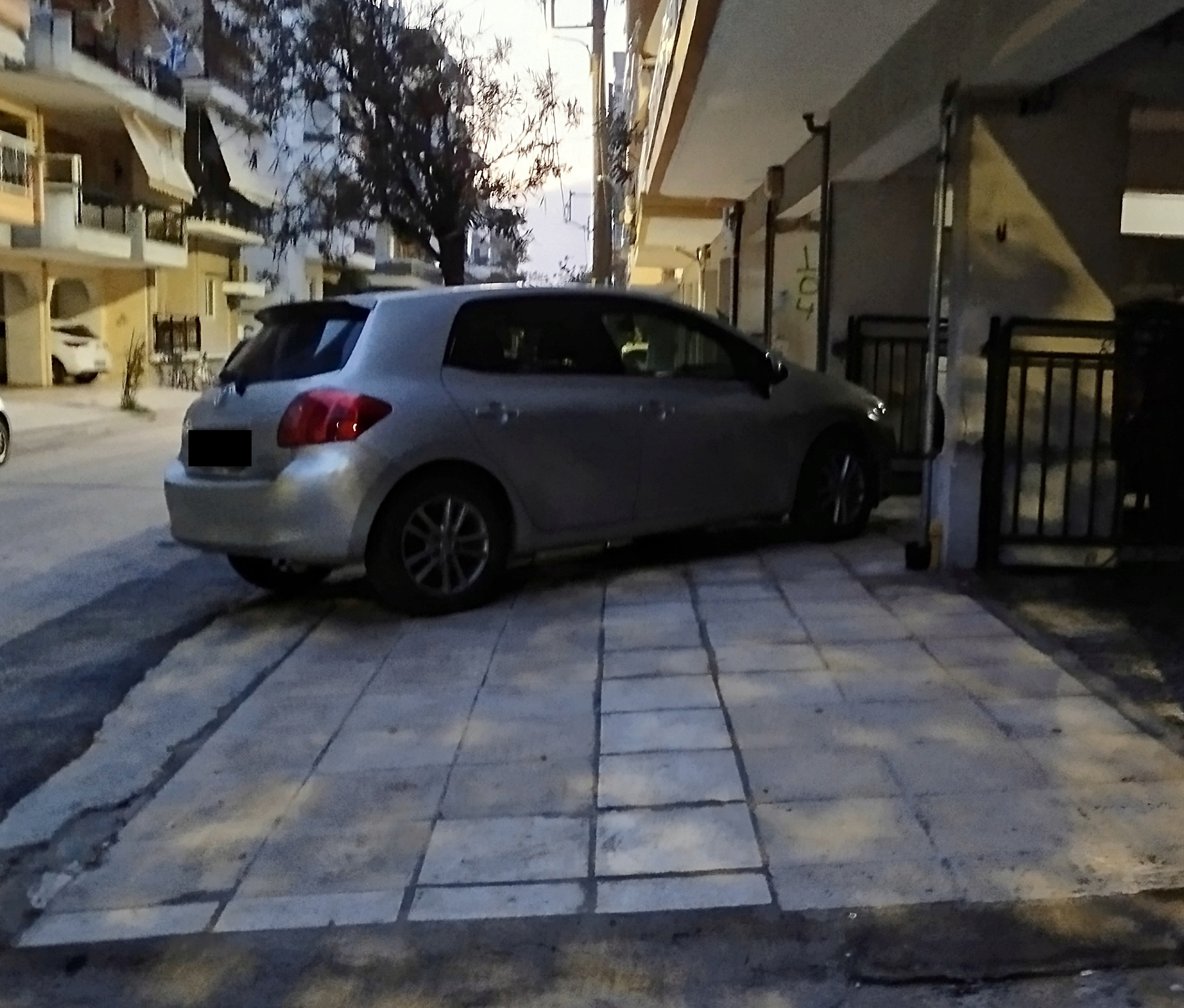 Παράπονα για τα παρκαρίσματα σε πεζοδρόμια της Αλεξανδρούπολης.