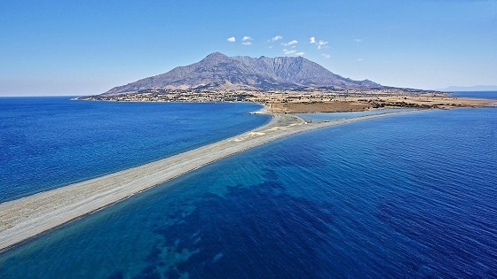 Εντείνονται οι αντιδράσεις στη Σαμοθράκη για τα αιολικά πάρκα.