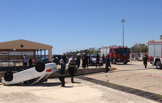 Άγιο είχαν δύο νεαροί που επέβαιναν σε λευκό σπορ αυτοκίνητο.