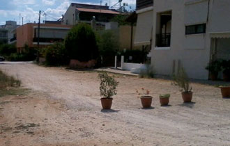 «Φύτρωσαν» στο δρόμο γλάστρες κόβοντας τη διέλευση και των λίγων «ενοχλητικών» αυτοκινήτων.