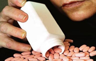 Η εκπαιδευτικός της τεχνικής εκπαίδευσης, μητέρα 3 παιδιών, οδηγήθηκε σε οικονομικό αδιέξοδο από το μέτρο της διαθεσιμότητας.