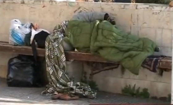 Έχει κάνει σπίτι του τα παγκάκια της πλατείας Ελευθερίας.