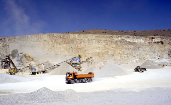 Για να μην πολλαπλασιάζεται το κόστος των δημοσίων έργων από τη μεταφορά αδρανών υλικών.