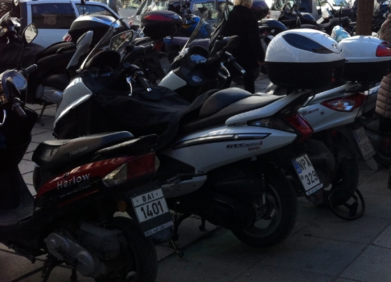 "Parking παντού για μηχανές, παπάκια και βέσπες!"