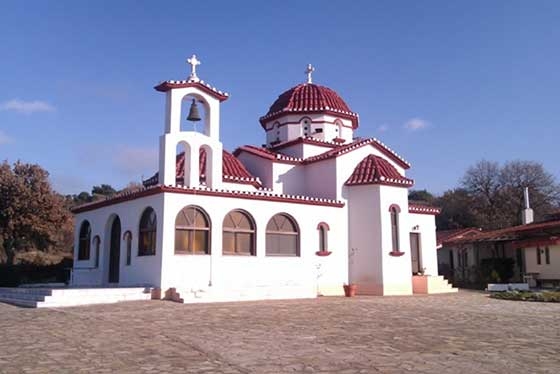 Σε όλη τη διαδρομή από την Αλεξανδρούπολη μέχρι και το Αετοχώρι εντοπίστηκαν συνθήματα.