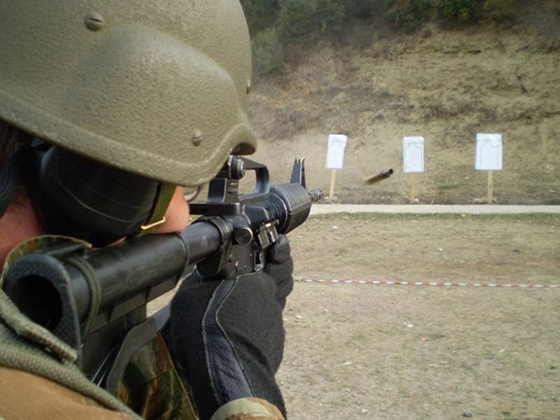 Προς αποφυγήν ατυχημάτων απαγορεύεται κάθε κίνηση ή παραμονή ατόμων, οχημάτων και ζώων στη περιοχή