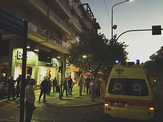 Στα "χέρια" πιάστηκαν μέλη αναρχικών και Χρυσής Αυγής στο κέντρο της Αλεξανδρούπολης.