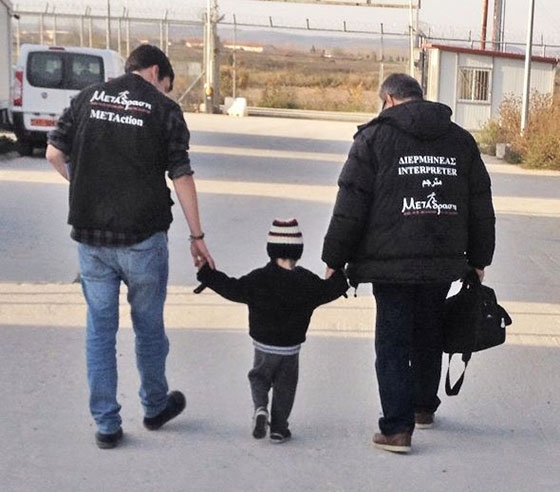 Έβρος: Δίχρονο προσφυγόπουλο βρέθηκε να τριγυρνάει στα σύνορα μόνο του