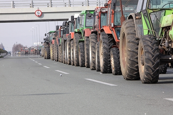 Ουρές χιλιομέτρων από φορτηγά, που φτάνουν μέχρι την αλλαντοβιομηχανία Θράκη στις Φέρες