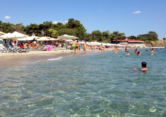 Καθαρίζεται επιτέλους η παραλία από Αγ. Παρασκευή έως αρχαία Ζώνη