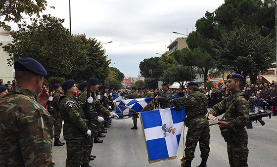 Στιγμιότυπο από την "κάλυψη" των πολεμικών σημαιών στο τέλος της παρέλασης