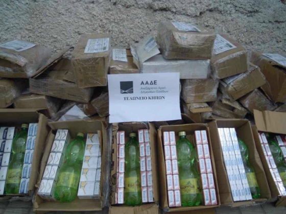Αυτά είναι τα δέματα με τα τσιγάρα και τα μπουκάλια με νερό που βρήκαν οι ελεγκτές του Τελωνείου των Κήπων