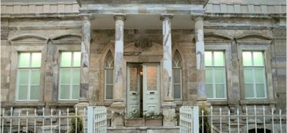 Έξω από το Εθνολογικό Μουσείο Θράκης λειτουργεί για άλλη μία χρονιά η υπαίθρια δημόσια ανταλλακτική βιβλιοθήκη.