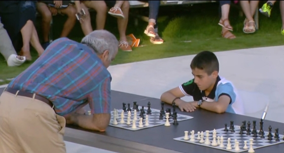 Ο Garry Kasparov παίζει σκάκι με τη νέα γενιά της Ελλάδας