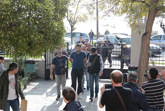 Στιγμιότυπο κατά την προσαγωγή του Σύριου στο Δικαστικό Μέγαρο Αλεξανδρούπολης