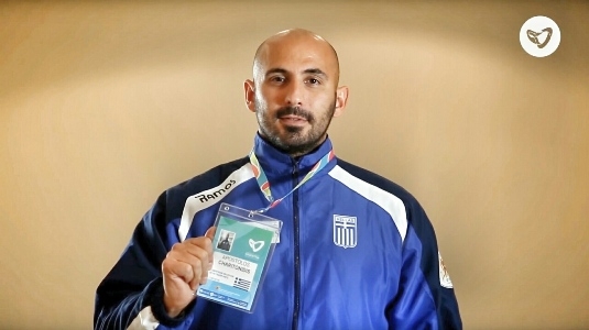 Ο Απόστολος Χαριτωνίδης παραδίδει το χρυσό μετάλλιο του παγκόσμιου πρωταθλητή, στη μνήμη του Νίκου Σαμαρά