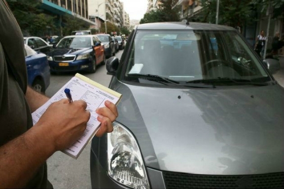 Οδηγοί χωρίς κάρτα στάθμευσης, επέστρεψαν στα αυτοκίνητά τους για να βρουν το "ροζ χαρτάκι" στο παρμπρίζ