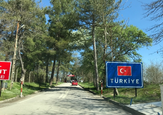 "Τώρα ένα παρόμοιο "περιστατικό ρουτίνας", όπως όλα δείχνουν, απειλεί να ανεβάσει στα ύψη την κλιμακούμενη ελληνοτουρκική ένταση".