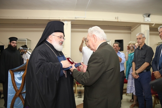 Την ύψιστη διάκριση απένειμε στο Χρόνη Αηδονίδη ο Μητροπολίτης Δαμασκηνός 